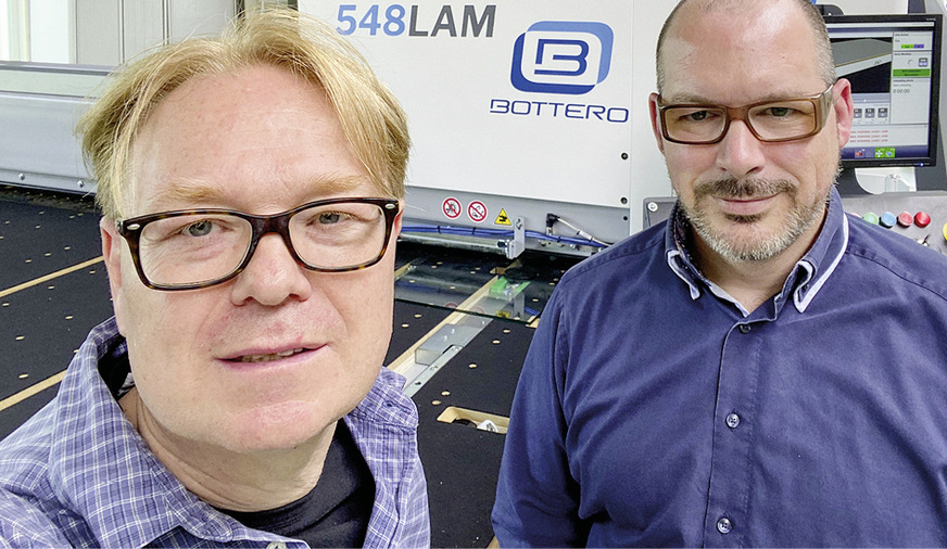 Die GLASWELT im neuen Showroom in Grevenbroich: Stéphane Soudais (r.) von Bottero Deutschland begrüßte Redakteur Matthias Rehberger.