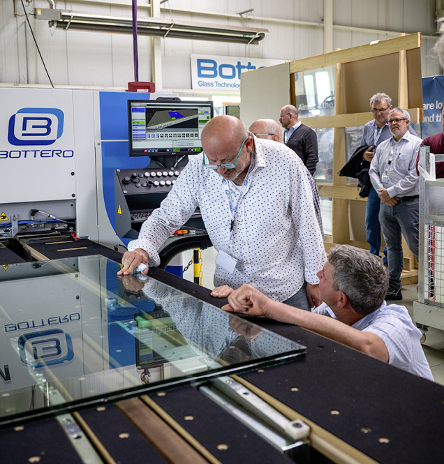 Bei der Eröffnung des Showrooms erklärten Bottero Techniker für Besucher die Details zu den Maschinen.