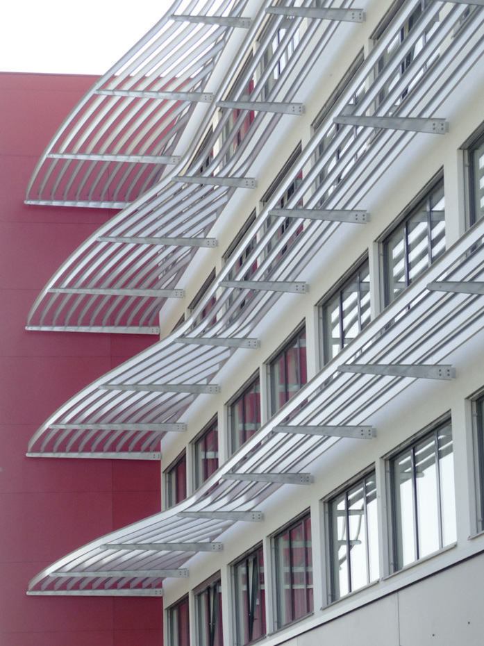 Die freie Gestaltung bei der Form des Sonnenschutzes läßt den Architekten viel Spielraum an der Fassade.