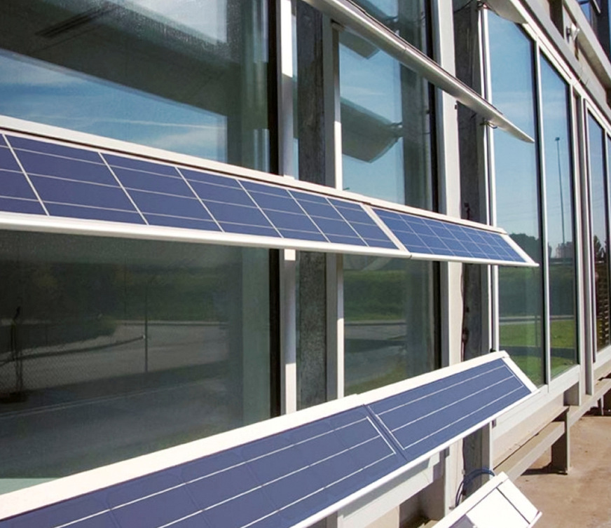 Starrer Sonnenschutz mit integrierten PV-Modulen schlägt gleich zwei Fliegen mit einer Klappe: perfekter Sonnenschutz und Energiegewinnung.