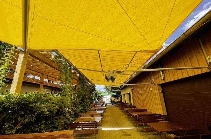 Die Kombination Sonnensegel und Wintergarten­markise bringt zusätzliche Quadratmeter für die Gäste im neu geschaffenen Außenbereich.