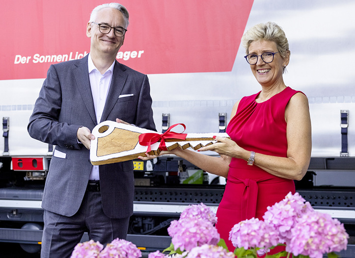 Nach nur 3 Jahren Bauzeit konnte Architekt Jens Geisendörfer den obligatorischen Schlüssel an Angelique Renkhoff-Mücke übergeben.