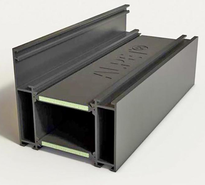 Dämmstege stecken im Inneren von Aluminium- und Metallprofilen für Fenster und Fassadenverglasungen – als thermische Trenner zwischen der Außen- und Innenseite.
