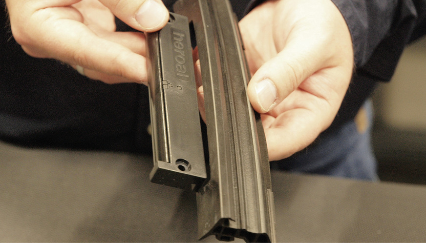 Das speziell gefertigte Mitteldichtungsstück ­umschließt den für heroal gebrandeten Fensterfalz­lüfter von Regel-air perfekt.