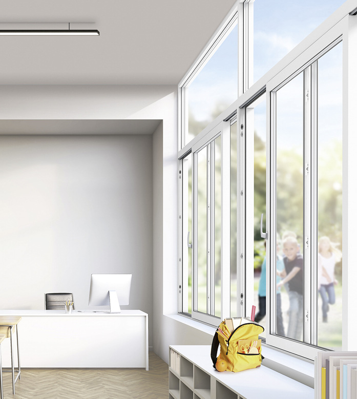 Schiebefenster erfüllen die besonderen Anforderungen in Schulen laut Roto nicht nur bei dem wichtigen aktuellen Thema „Stoß- und Querlüftung“. Sie seien zudem z. B. platz- und energiesparend, dauerhaft dicht, Lärm abweisend, einfach und intuitiv zu bedienen, sicher sowie langlebig und damit wirtschaftlich.