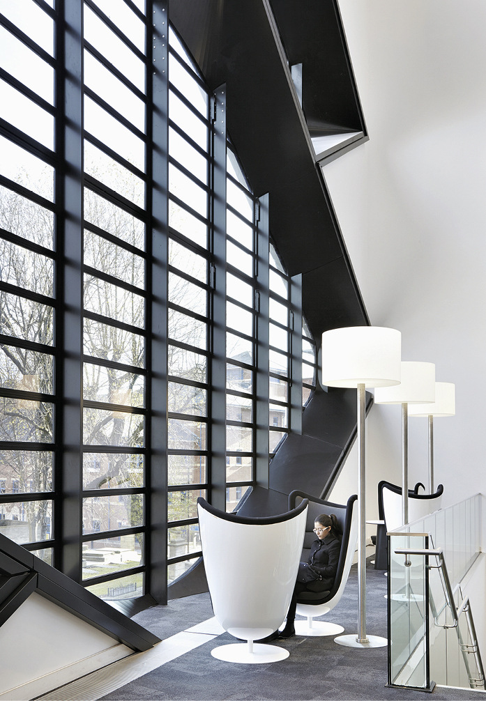 Die besondere Form der Lamellenfenster sorgt für innovative und vielseitige Gestaltungsmöglichkeiten bei Gebäuden und setzt besondere Akzente an der Fassade.