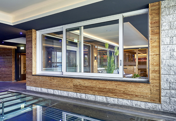 Im Bild in Weiß die Fenster für den Wellnessbereich. Die Farbgebung wurde dem Raumambiente ent­sprechend angepasst.