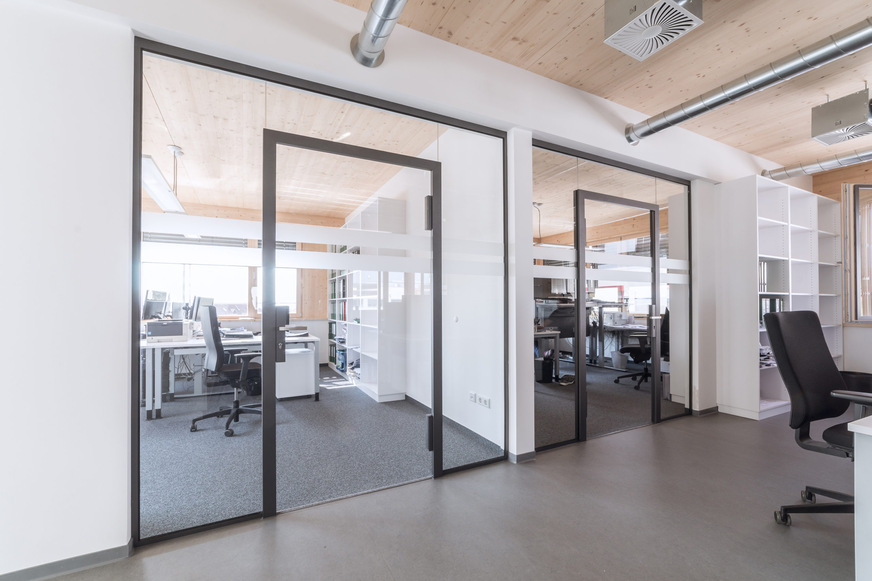 Das Beschlagsystem für Ganzglastüren, für das das verdeckt liegende Band Pivota DX Glas den Ausgangspunkt bildete, ermöglicht es, großzügige Räume mit transparenten Wänden zu schaffen.
