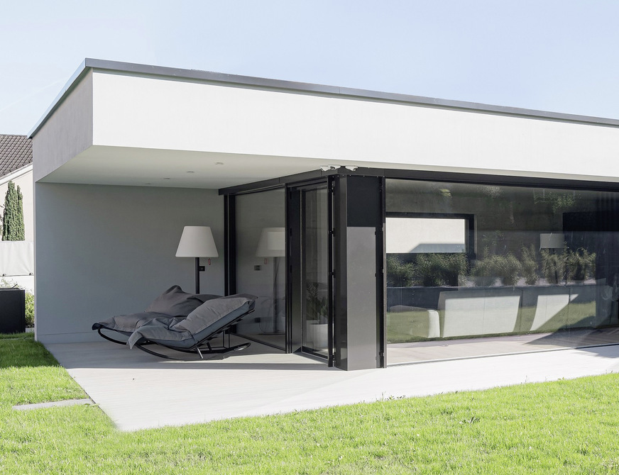 Bei den Ganzglas-Panoramafenstern profitieren die Nutzer von der hohen Transparenz und Homogenität einer dem Structural Glazing ähnlichen Fassade und habenzudemalle Vorteile eines Dreh- oder Kippfensters.