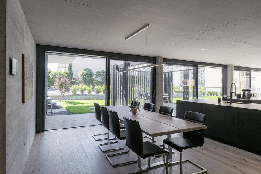 In die Ganzglasflügel ist ausschließlich das helle, ­farbneutrale AGC-Basisglas „Clearvision“ eigebaut.