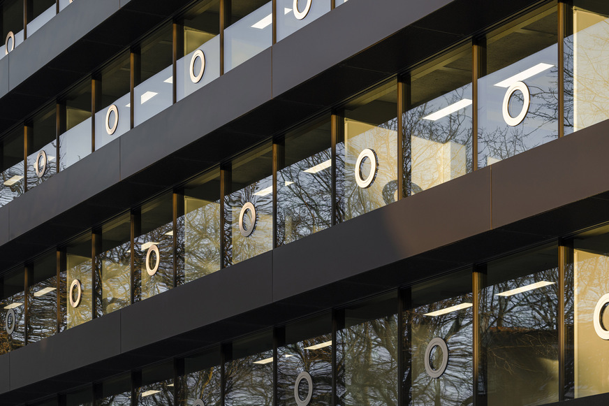 Als Anspielung auf die Schifffahrtsvergangenheit des Stadtbezirks ließen die Architekten in jedem zweiten Glaselement einen kreisrunden Öffnungsflügel einarbeiten.