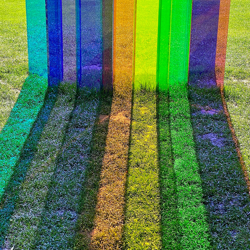 Die gläserne Skulptur „Tri Colore“ von Künstlerin Kathrin Severin&nbsp; mit Gläsern von Glas Trösch wirft farbige Schatten.