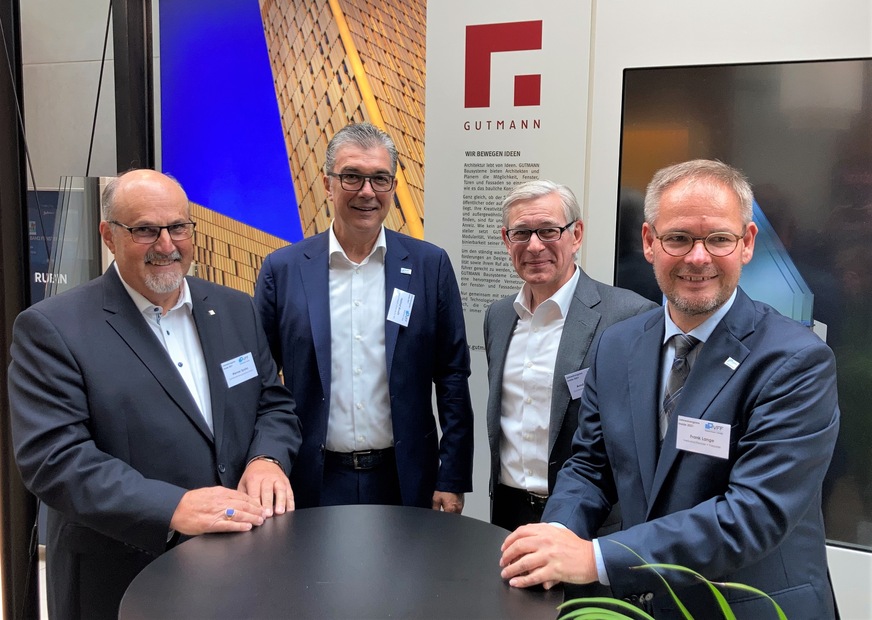 Messecharakter in Berlin: 21 Unternehmen und Partner förderten mit Ihren Ausstellungen den Dialog untereinander. Hier im Bild v.l. Werner Spohn (Gutmann), Helmut Meeth, Arndt Brinkmann (Gutmann) und Frank Lange.