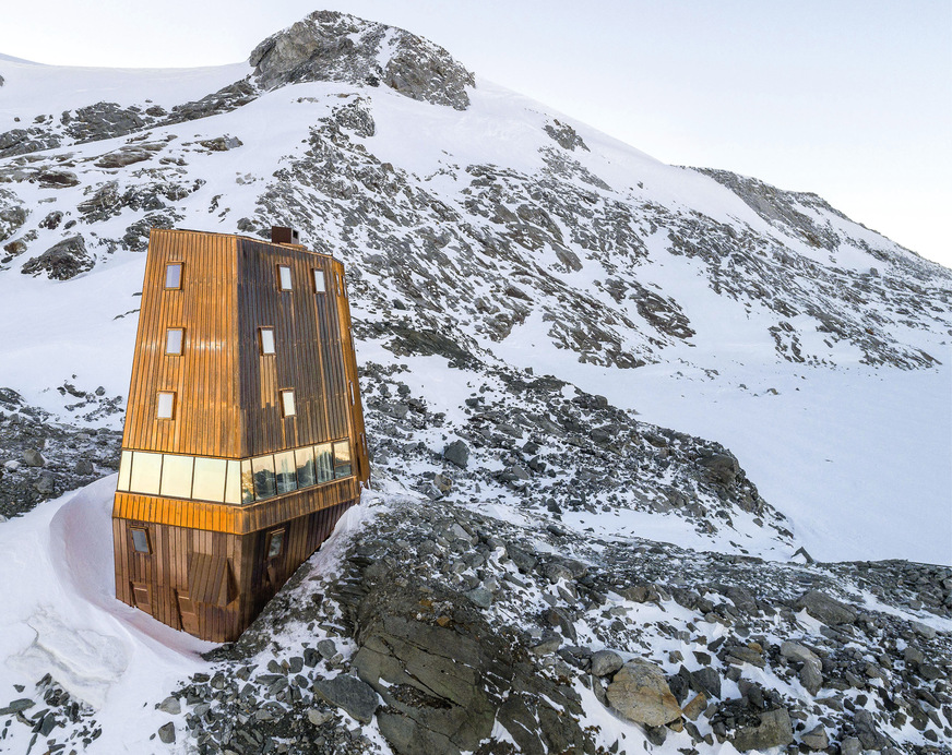 Die neue Schwarzensteinhütte integriert sich in den Bergfels, hebt sich durch ihre kupferkaschierte Oberfläche aber von der hochalpinen Umgebung ab.