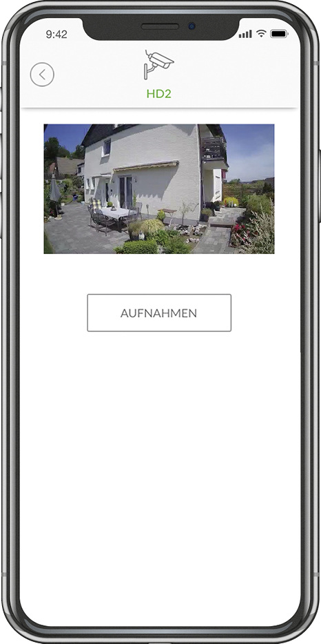 Von unterwegs aus alles im Blick: In der Home App lassen sich direkt die Live-Bilder der IP-Kameras – wie hier Eingangstür und Terrasse – ­anschauen.