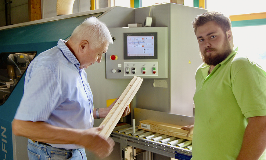Die Spezialschleifmaschine von Martin bearbeitet Bauteile von 250 × 250 mm ebenso wie Leisten von 10 × 10 mm, sodass das Ergebnis dem prüfenden Blick von Wilfried Pötschke (li., mit Tischler Domenik Hinz) standhält.