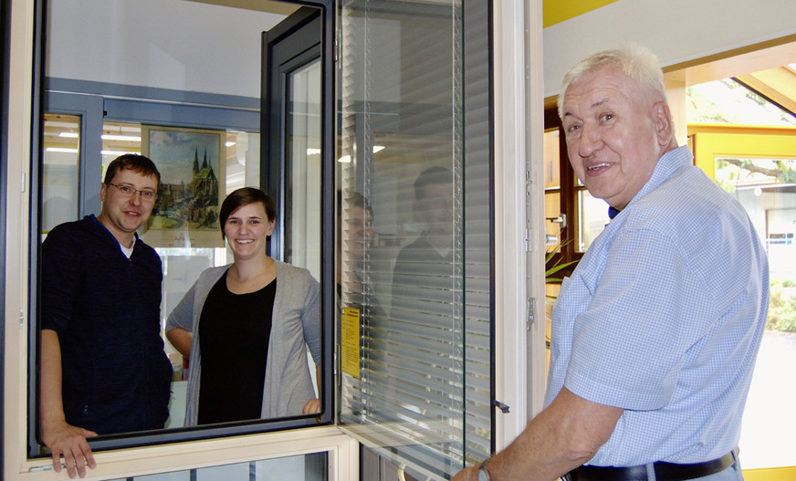 Next Generation: Wie Wilfried Pötschke sind sein Sohn Thomas und seine Schwieger­tochter in spe, Katrin Einfalt, studierte Holz-Ingenieure. Die 5 Generationen überdauernde Geschichte, der von München bis Berlin tätigen Tischlerei in Löbau, geht also weiter.