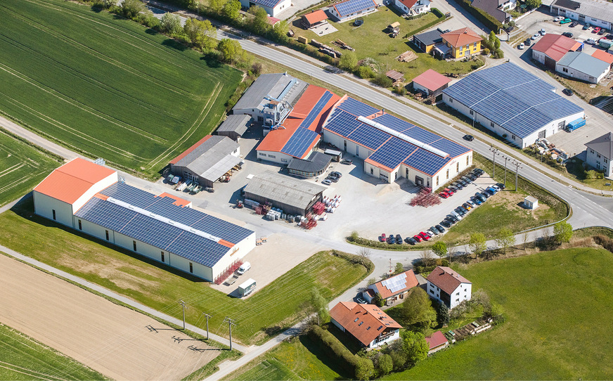 Vielfalt: Bei Waldland steht Wiederverkäufern eine großes Fenster-Repertoire aus Holz und PVC zur ­Verfügung.