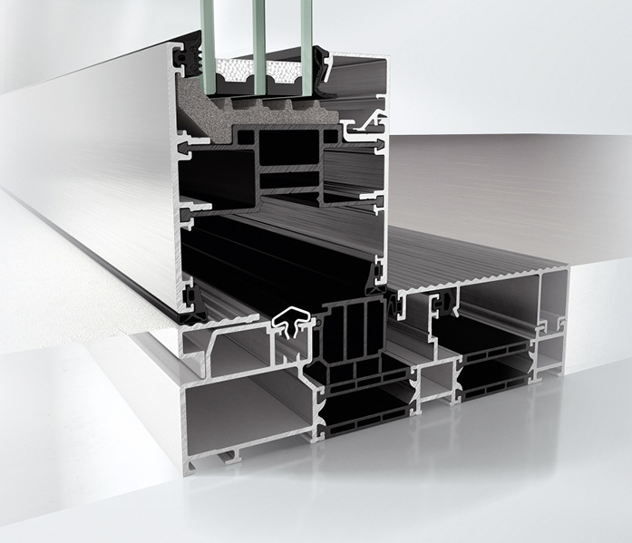 Auch klassische Anforderungen wie ­eine effektive Wärmedämmung und eine Einbruchsicherheit bis RC 2 können in Kombination mit der Nullschwelle bei dem Schiebesystem Schüco ASE 80.HI realisiert werden.