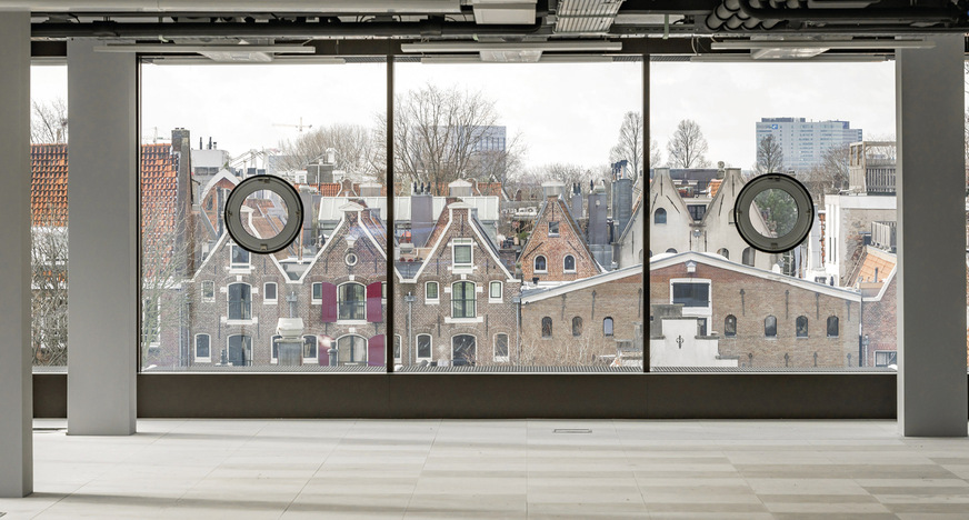 362 Rundfenster wurden bei De Walvis in die feststehenden Fassadengläser ­eingesetzt. Die Fensterflügel der ­Bullaugen wurden von Schollglas speziell für ­dieses Projekt entwickelt.