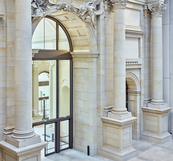 Blick ins Foyer mit dem verglasten Eosander-Portal