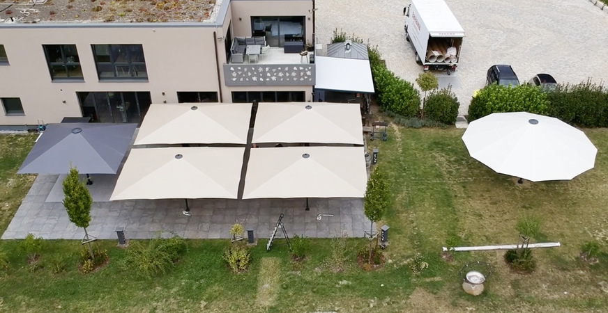 Den Außenbereich der Vinothek überdachen am Ende der Umsetzung sechs Großschirme von Bahama.