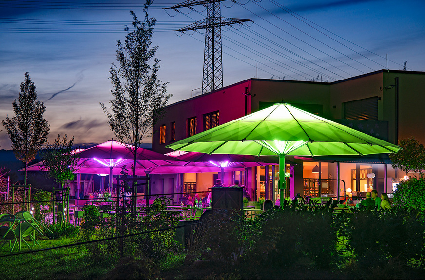 Stimmungsvolles Ambiente durch die integrierte LED-Beleuchtung schafft für die Gäste eine entspannte und heimelige Atmosphäre am Abend.