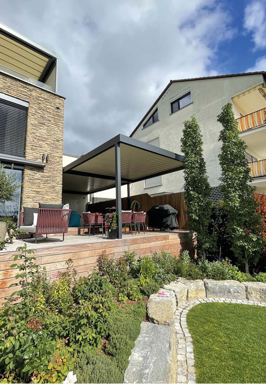 Das zweiteilige Lamellendach Alba mit seiner schlanken Struktur beschattet die Terrasse im Erdgeschoß.