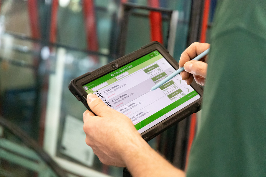 Speziell für die Prozessanforderungen der GKT wurde von der Hegla New Technology eine Tablet-App entwickelt, die die Abläufe in der Kommissionierung und im Versand vollständig digitalisiert, dokumentiert und vereinfacht.