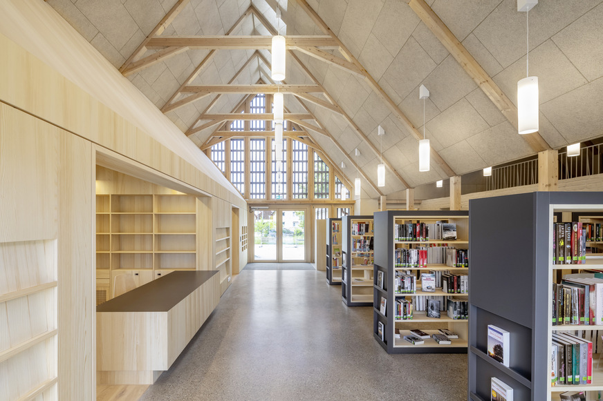 Von außen kompakt, im Inneren hell, so präsentiert sich die neue Orts-Bücherei in Gundelsheim den Besuchern.