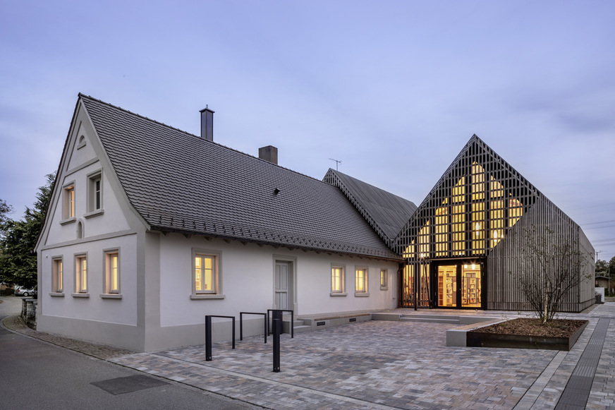 Die Fassade des Wohnbaus aus dem 19. Jahrhundert wurde erhalten, der Neubau nimmt die bestehende Form auf.