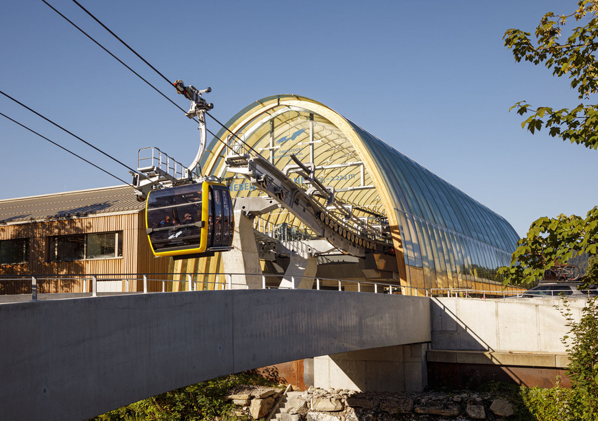 Dank ihrer offenen Gestaltung ist die Seilbahnstation eine hervorragende Verbindung von Tal und Berg