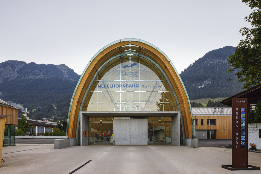 Die Front der Seilbahnstation hat die Form einer Parabel, dies erforderte auch gebogene Gläser, die von Glas Marte gefertigt wurden.