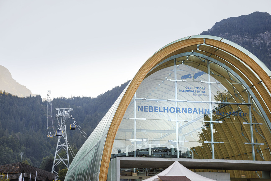 Dank ihrer offenen Gestaltung ist die Seilbahnstation eine hervorragende Verbindung von Tal und BergJe nachdem, welche Krümmung erforderlich war, wurde das Glas kalt oder warm gebogen.