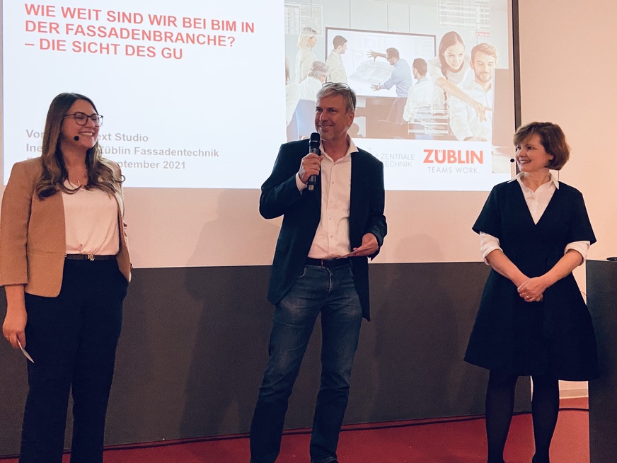Einblicke in die digitale Planung bei einem Generalunternehmen gewährte Ines Angele (l.), BIM Koordinatorin und Fachprojektleiterin&nbsp;Fassadentechnik bei Ed. Züblin, hier mit Moderator Martin Prösler und&nbsp;Regine Saunders (r.), Head of BIM bei gmp Architekten.