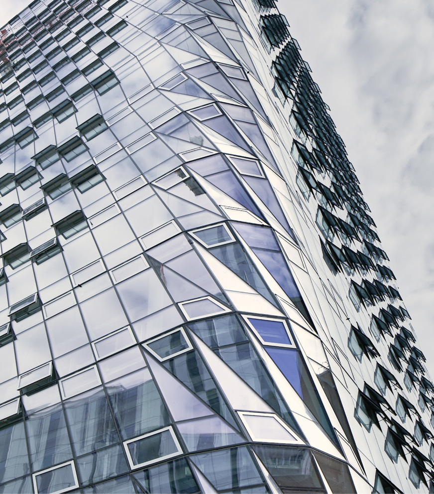 Neben der Sonderlösung auf Basis der Hueck Trigon Unit L Elementfassade wurden nach außen öffnenden Fenstern der Serie Hueck Lambda WS 075 OU integriert.