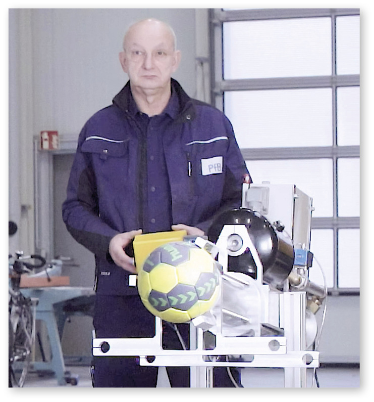 Prüfingenieur Harald Kopp bedient die Ballwurfprüfmaschine.
