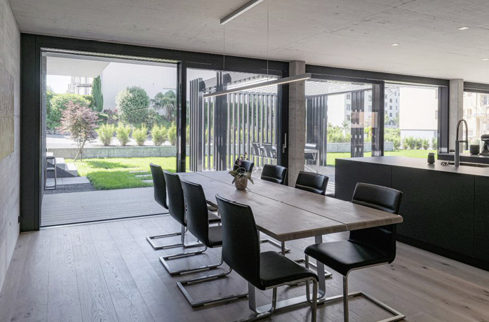 In die Ganzglasflügel ist ausschließlich das helle, farbneutrale AGC-Basisglas „Clearvision“ eigebaut.