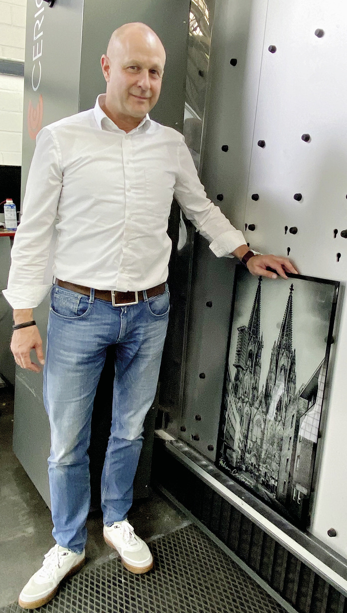 Markus Hennes vor seiner Laser-Anlage