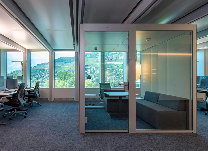 Im Nestlé-Gebäude wurden vom Fass﻿aden-Spezialisten Hevron SA insgesamt 4400 m² schaltbares Glas installiert.