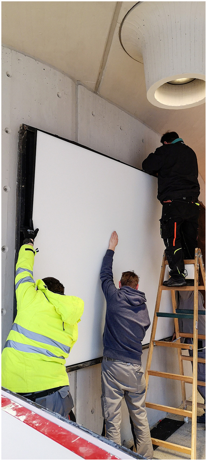 Bei der Montage der großen Lightpanels.