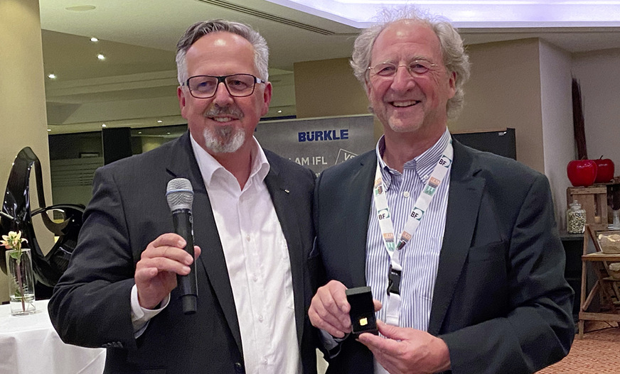 Hans Joachim Arnold überreicht Carl Pinne­kamp die ­goldene Ehren­nadel für sein ­Engagement im BF.