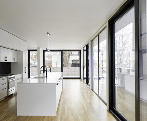 Die ISO-Einheiten sind mit dem ­Swisspacer Air ausgestattet, der einen Druckausgleich im SZW bringt. Der Einbau erfolgt im Randverbund der Spacer.