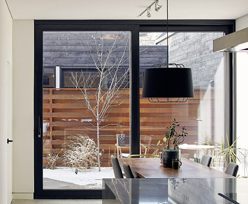 Die Abstandhaltern von ­Swisspacer ­sowie der Swisspacer Air zum Einsatz – ­produziert in Europa vom polnischen ­Isolierglas-Hersteller Vitroterm (Murow).