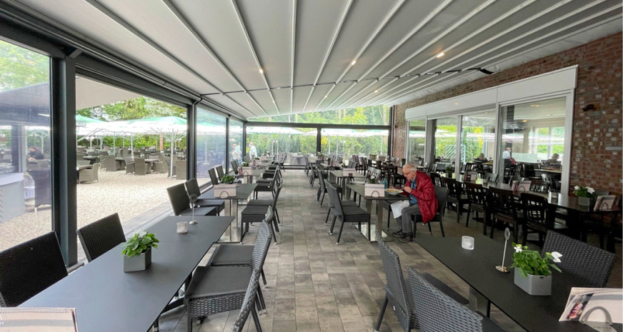 Die Pergotenda B-Space wurde mit zwei sieben Meter breiten Behängen mit integrierter ­Beleuchtung realisiert. Der Antrieb erfolgt mittels Elektroantrieb und Fernbedienung.