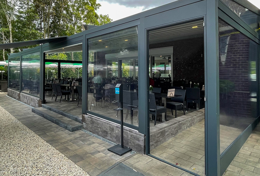 Der Zugang wird beim geöffnetem Brio-Screen im Treppenbereich ­genutzt, für die kältere Jahreszeit gibt es eine aushängbare Tür (rechts).