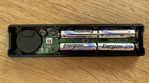 Vier AA Batterien in der SenSigna sorgen für die Spannungsversorgung.