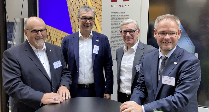 Messecharakter in Berlin: 21 Unternehmen und Partner förderten mit Ihren Ausstellungen den Dialog untereinander. Hier im Bild v.l. Werner Spohn (Gutmann), Helmut Meeth, Arndt Brinkmann (Gutmann) und Frank Lange.