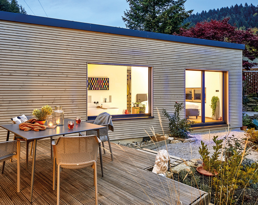 Bungalow Schossig: Wesentliches Gestaltungselement ist das Material Holz.