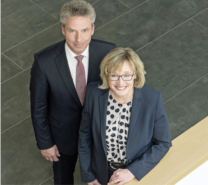 Elke und Andreas Hartleif feiern in diesem Jahr ihre 25-jährige Betriebszugehörigkeit. Die Kontinuität an der Spitze der Veka AG spiegelt die Unternehmenskultur, die wesentlich zur Erfolgsgeschichte des Weltmarktführers beigetragen hat, wider.